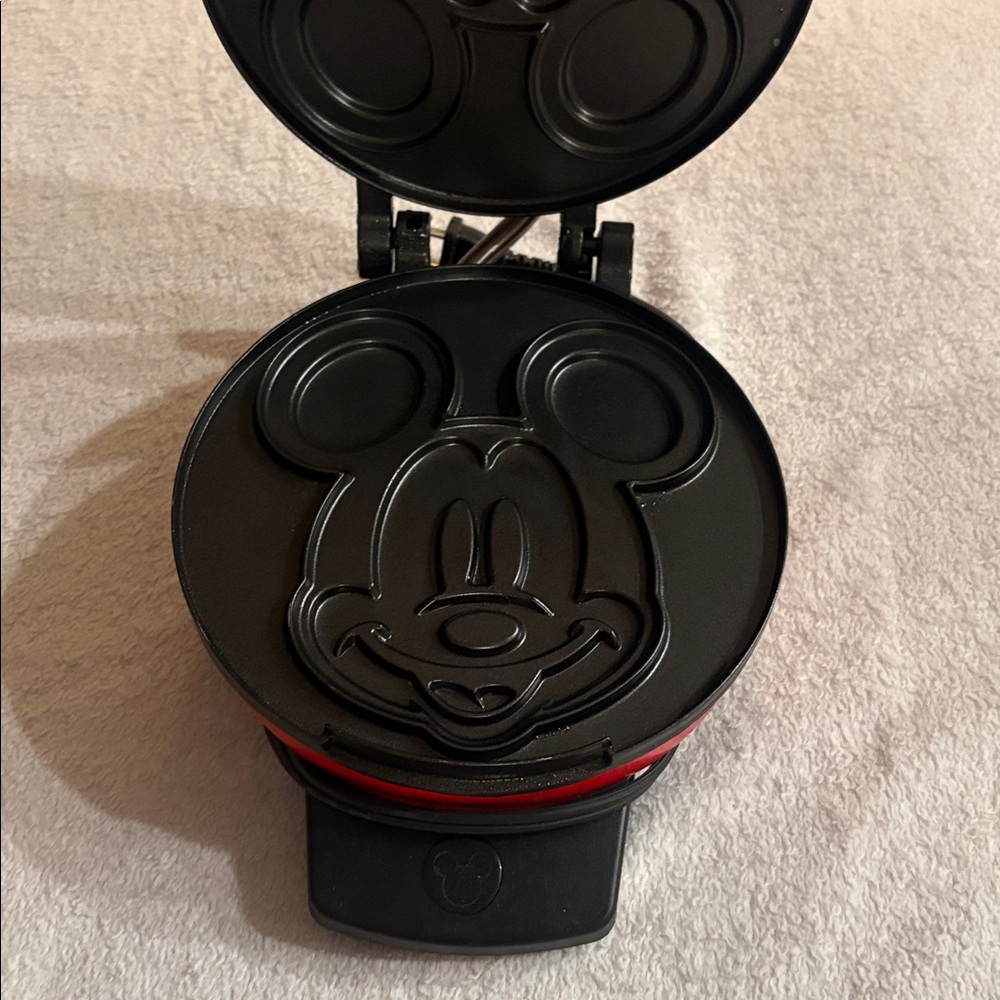Mickey Mouse Red Waffle Maker - Picture 2 of 4